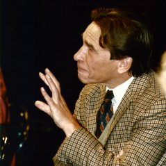 Kdo židli má, bydlí 1